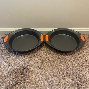 Set Of 2 Rachael Ray Yum-O! Oven Lovin' Round Non-Stick Baking Pan ~ 9 inches